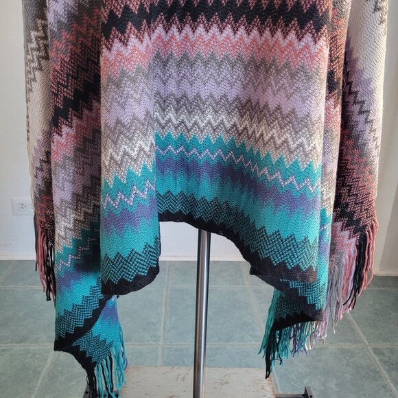 Le Moda Women's Zig Geometric Fringe Multi-colored Poncho (Size: One Size) - Picture 6 of 12